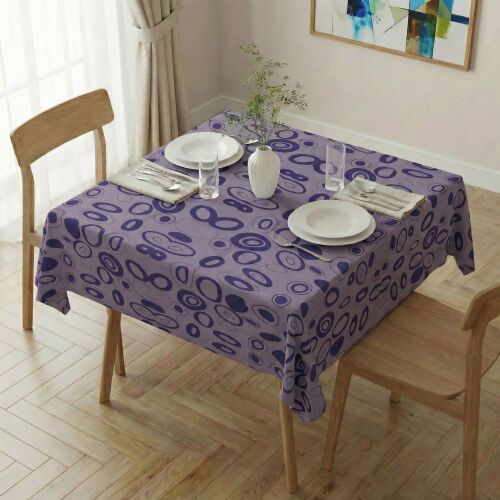 Hermia Asztalterítő Multicolor Gravellamd3 140x140 cm, lila és szürke absztrakt mintás asztalterítő egy két személyes étkezőasztalon, életkép - Hermia