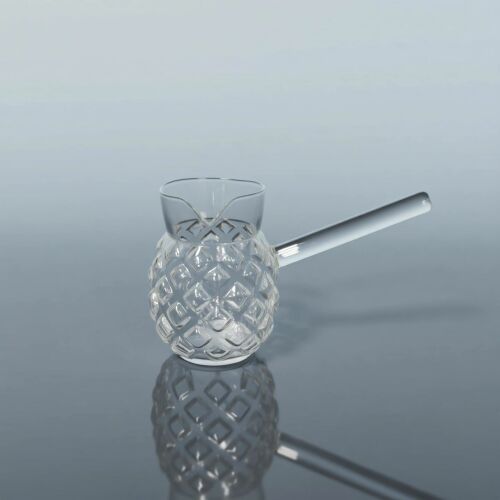 Hermia Coffee Pot Transparent CMS-5011, üres boroszilikát üveg török kávéfőző átlátszó fogantyúval, bemutatva mintázott dizájnját egy tükröződő felületen - Török kávéfőző