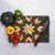 Hermia Cutting Board Multicolor Ckt128 üveg vágódeszka friss zöldségekkel és séfkéssel, geometrikus mintával