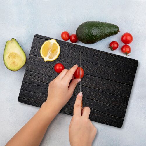 Hermia Cutting Board Multicolor Ckt23 - 2030 edzett üveg vágódeszka fekete fa hatású mintával, koktélparadicsom szeletelésére használva, avokádóval és citrommal a közelben, konyhai felhasználást bemutatva - Hermia