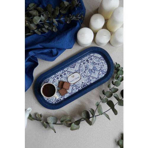 Hermia Tray Multicolor EE1687N, elegáns kék fém tálca fehér mintás belsővel, kávéval, sütikkel, gyertyákkal és eukaliptusz levelekkel stílusozva egy asztalon, dekoratív használat - Tálca