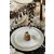 Hermia étkészlet használatban, fehér és ezüst porcelán tányér desszerttel, elegáns teríték gyertyával
