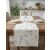 Hermia Runner Multicolor RNNSRV0051, egy stílusos pamut asztali futó botanikai mintával, elegánsan terítve egy rusztikus fa étkezőasztalon, terítékekkel, hangulatos és hívogató légkört teremtve