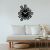 Wallity dekoratív fém falióra fekete Enzoclock S020 világos színű kanapé fölött minimalista nappali környezetben