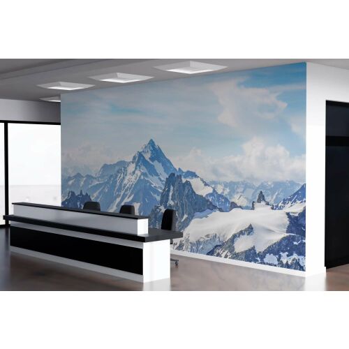 Wallity Wall Mural MDK-00142 fenséges hófödte hegyekkel egy irodai recepció falán, kék ég és fehér felhők, bemutatva dekoratív hatását - Falikép