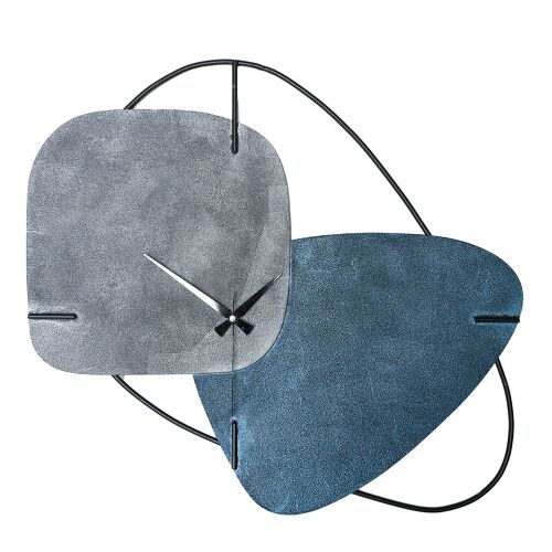 Wallity Dekoratív Fém Falióra Kék Szürke Brazília, 58cm átmérőjű, absztrakt design, fehér háttéren - Falióra