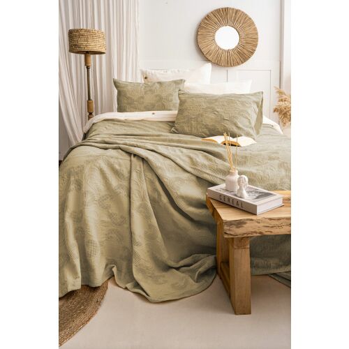 L'essential Maison Double Ágytakaró Szett Khaki Italo 100% pamut jacquard, ágyra terítve két párnával, esztétikusan berendezett hálószobában. - Ágytakaró