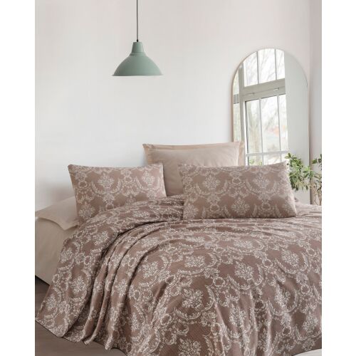 L'essential Maison Double Pique szett barna tiszta, közeli felvétel egy barna-fehér mintás pique ágytakaróról, két párnáról és egy lepedőről egy modern hálószobai ágyon - Ágytakaró