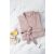 Összehajtott L'essential Maison Unisex Fürdőköpeny Púder Kimono, megkötött övvel, márvány felületen elrendezve spa elemekkel, mint gyertyák és olajok