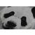 Közeli részlet a panda arc mintáról az L'essential Maison fürdőszőnyegen, kiemelve a szürke, fehér és fekete színek textúráját és digitális nyomtatási minőségét