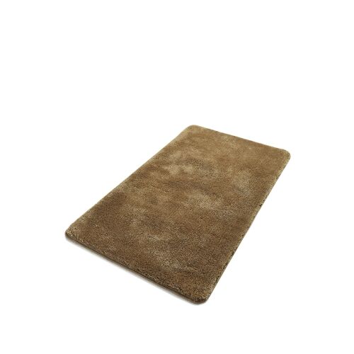 L'essential Maison Acrylic Bathmat Havai Mink, ferde nézet fehér háttérrel - Fürdőszoba szőnyeg