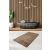 L'essential Maison Acrylic Bathmat Havai Mink modern fürdőszobai környezetben, fekete káddal és fa fallal