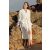 L'essential Maison Unisex Bathrobe Mayla krém színben, 100% pamut és Tencel keverékből, nő viseli sziklákon pihenve a tenger mellett, ideális kényelemre és luxusra.