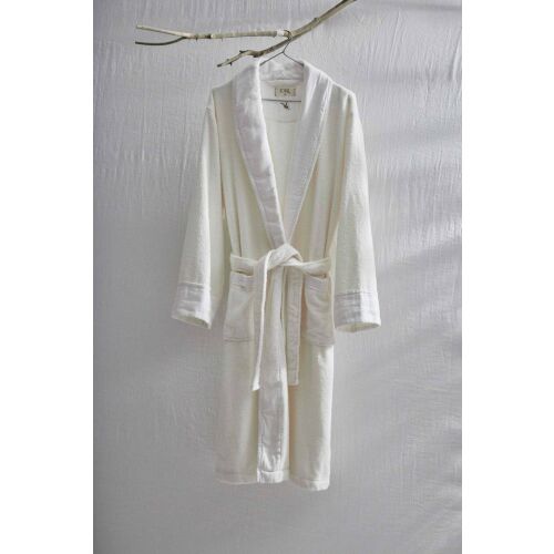 L'essential Maison Unisex Bathrobe Mayla krém színben, 100% pamut és Tencel keverékből, összerakva és felakasztva, bemutatva a sálgallérját és zsebeit. - Női köntös