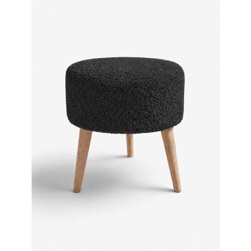 Atelier Del Sofa Pouffe Anthracite Az-Ovl-Ws, egy kerek bolyhos sötétszürke puff természetes fa lábakkal, sima fehér háttér előtt, kényelmet és stílust kínálva modern otthonokba. - Lábtartó és puff
