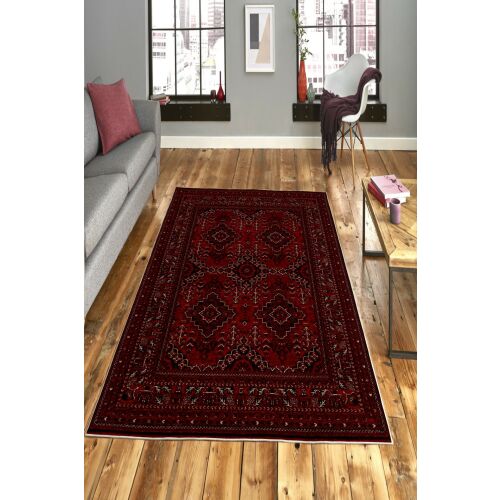 Conceptum Hypnose Szőnyeg 60 x 100 Multicolor W1089 nappali környezetben, gazdag piros és fekete mintázatával fa padlón, szürke kanapéval és nagy ablakokkal a háttérben - Szőnyeg