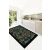 Conceptum Hypnose Carpet többszínű Rubbyo mintával (80 x 100) absztrakt geometrikus mintázattal, konyhaszőnyegként használva egy világos, modern konyhában, fehér szekrényekkel és kültéri kilátással