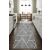 Conceptum Hypnose Carpet 80x200 Multicolor Ted futószőnyeg geometrikus mintákkal konyhában vagy folyosón, szürke és fehér design sötét fa padlón fehér konyhaszekrények között