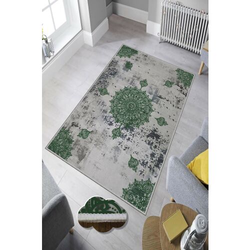 Conceptum Hypnose Hall Carpet 100x200 Multicolor Hmnt610 egy nappali környezetben szürke fotelekkel, bemutatva a szőnyeg zöld mandala mintáját és koptatott szürke hátterét, kis betéttel a csúszásmentes hátoldalról - Conceptum Hypnose