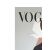 Részletes felvétel a 'VOGUE' feliratról és a stílusos nő fejéről a Conceptum Hypnose szőnyegről, kiemelve a grafikai tervezést és a nyomtatási minőséget.