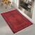 Conceptum Hypnose Carpet (50 x 80) Multicolor 310, piros pamut szőnyeg fekete mintákkal és fehér rojtokkal szürke konyhai padlón, rozsdamentes acél sütő mellett, bemutatva csúszásgátló tulajdonságát