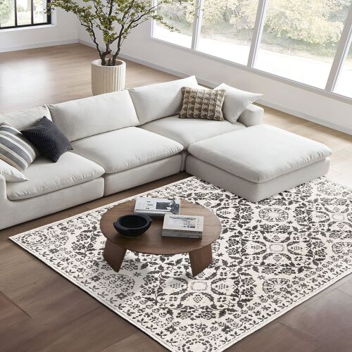 Conceptum Hypnose Carpet (80 x 150) Grey Kece-Fr76 egy nappali környezetben, nagy moduláris kanapéval és dohányzóasztallal, bemutatva a szőnyeg mintázatát és azt, hogyan illeszkedik a modern dekorációhoz - Szőnyeg