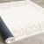 Közelkép a Conceptum Hypnose Hall Carpet (80 x 150) Multicolor Els1802 szőnyeg feltekert széléről, kiemelve a bolyhos magasságot és a csúszásmentes hátlapot.