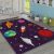 Conceptum Hypnose Carpet Kdc-108, űrtémájú szőnyeg egy gyerekszobában, ággyal és ablakkal, 100x140 cm