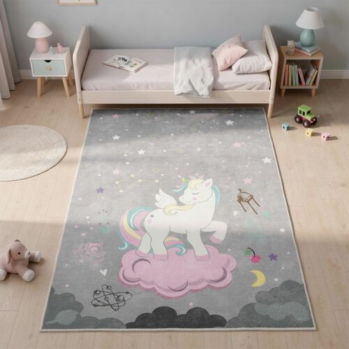 Conceptum Hypnose Carpet 80 x 120 cm unikornis mintával, gyermek hálószobában ágy mellett elhelyezve, bemutatva alkalmasságát gyerekszobákba - Lakberendezés
