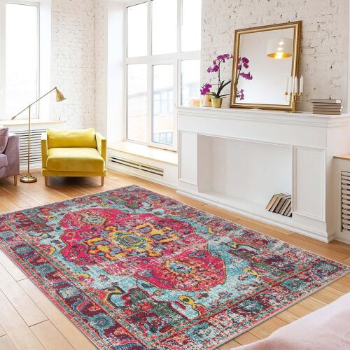 Conceptum Hypnose többszínű szőnyeg (80 x 300) modern nappaliban sárga fotellel és kandallóval, vibráló dizájnját bemutatva - Conceptum Hypnose