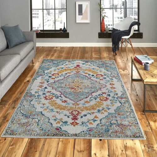 Conceptum Hypnose szőnyeg 80 x 150 Multicolor Woopamuk170, mintás szőnyeg kék, sárga és piros kiemelésekkel, modern nappali környezetben, fa padlón - Lakástextil