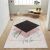 Felölnézeti kép a Conceptum Hypnose szőnyegről 100x140 cm egy modern szobában, bemutatva nagyméretű geometrikus designját és azt, hogy hogyan illeszkedik a kortárs berendezéshez