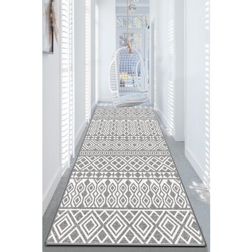 Conceptum Hypnose előszoba szőnyeg (80 x 100) többszínű, modern geometriai mintával, szürke és fehér színekben, világos előszobában elhelyezve, függő székkel a háttérben, kiemelve elegáns dizájnját és bejárati területre való alkalmasságát. - Szőnyeg