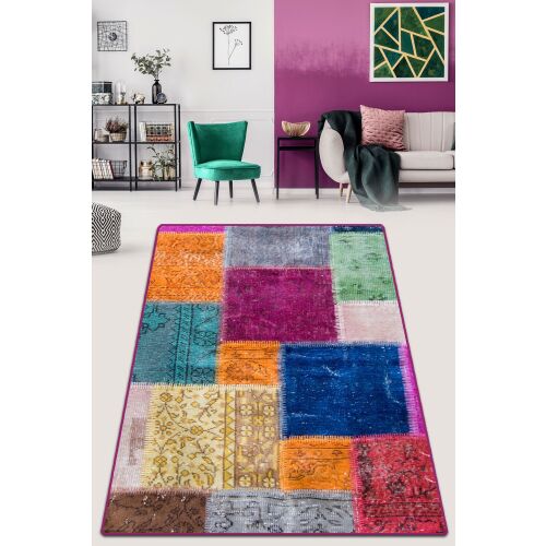 Conceptum Hypnose Folyósószőnyeg (100 x 150) Többszínű Színfolt, egy élénk patchwork mintás szőnyeg modern nappali környezetben, bemutatva egyedi mintáját és színeit - Conceptum Hypnose