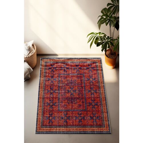 Conceptum Hypnose előszoba szőnyeg (80 x 150) Multicolor CT-1145, piros és kék mintás szőnyeg modern lakókörnyezetben, cserépnövény mellett, használatban ábrázolva - Conceptum Hypnose