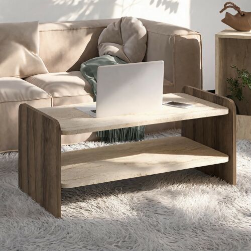 Hanah Home dohányzóasztal Travertine Antique Walnut Amon nappali környezetben, laptoppal és telefonnal a tetején, kanapéval a háttérben, szögből nézve - Dohányzóasztal