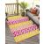 Conceptum Hypnose Carpet Savana 8812, 90x180cm, sokszínű polipropilén szőnyeg teraszon kerti bútorokkal, használat közbeni kép