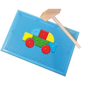 SES Moja Pierwsza Gra w Młotek. Zbliżenie na tablicę do wbijania z kolorowymi kształtami tworzącymi samochód. - SES Creative