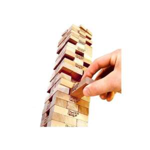 Hra Jenga Classic od Hasbro, veža z drevených kociek, ruka vyťahuje kocku - Jenga