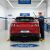 Szerelő szerel egy Bosch Aerotwin A283H hátsó ablaktörlő lapátot egy Ford Mustang Mach-E CGW-re egy Bosch márkaszervizben