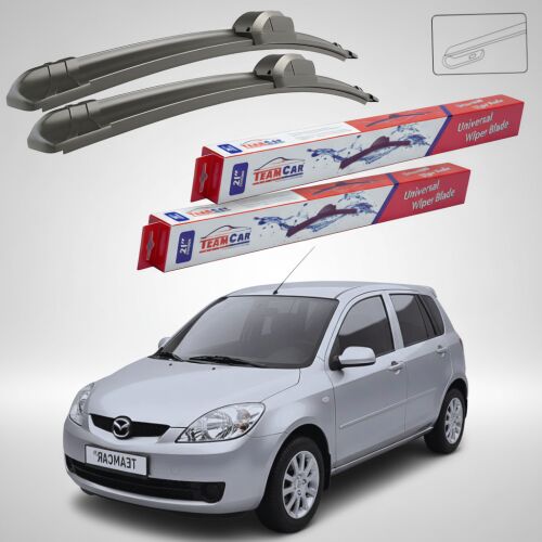 TeamCar lapos ablaktörlő lapát szett Mazda 2 DY Facelift (2005-2007) típushoz csomagolással és egy ezüst Mazda 2 autóval a kompatibilitás bemutatására 