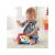 Baba játszik a Fisher-Price fecsegő telefon játékkal