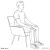Férfi ül egy karosszékben, bemutatva az ergonomikus kialakítást és kényelmet egy 180-185 cm magas személy számára