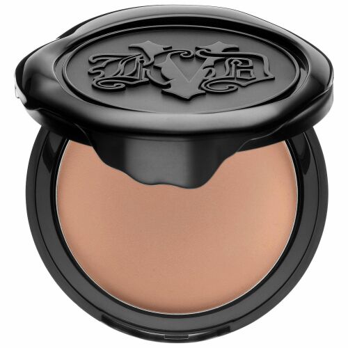 Kat Von D Lock-It Matt Kompakt Púder 03 Medium árnyalatban, nyitott tok dombornyomott fedéllel fehér alapon, sminkfixáláshoz és mattításhoz - Púder