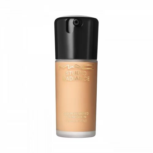 MAC Studio Radiance szérum alapozó NC35 árnyalatban, 30 ml-es pumpás palack, fehér háttéren - Arc