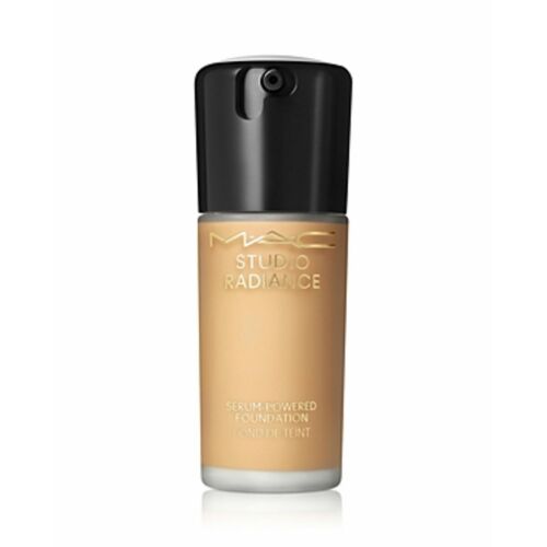 MAC Studio Radiance Szérum-alapú Alapozó NC25 árnyalatban, 30 ml-es flakonban, fehér háttéren, kiemelve ragyogó finisét és szérum előnyeit. - Arc