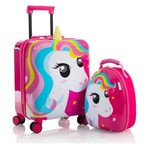 Heys Super Tots Unicorn gyerek utazókészlet, rózsaszín unikornisos bőrönddel és hozzá illő hátizsákkal, ferde nézetben fehér háttéren - Baba és tipegő