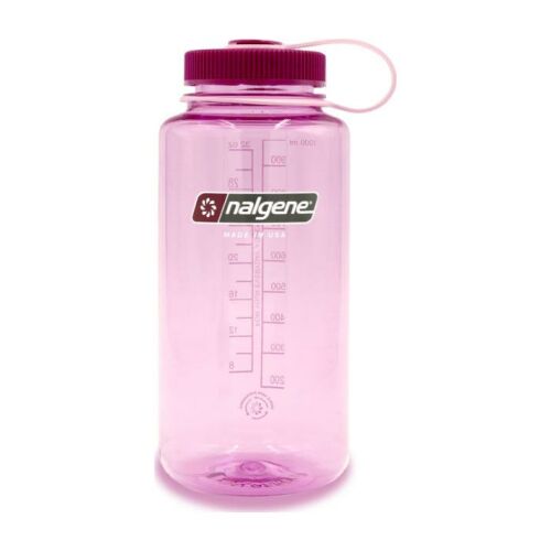 Nalgene Wide Mouth 1 literes kulacs Cosmo Pink színben, ferde nézetben, mérőskálával és logóval fehér háttér előtt - Baba és tipegő