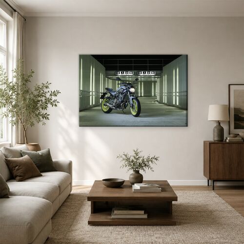 Yamaha MT-07 motorkerékpár vászonkép modern nappali környezetben, éjszakai parkolóházban álló motorral 