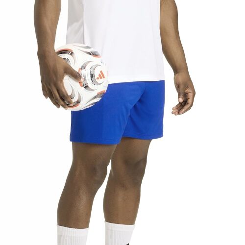 Férfi kék Adidas Entrada 22 rövidnadrágban, focilabdával a kezében, sportos használatra - Férfi rövidnadrág